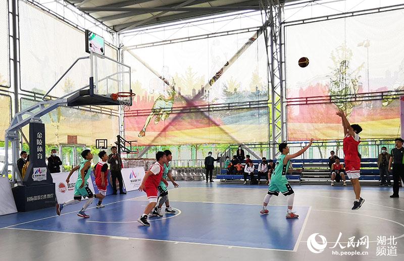武漢市第十一屆運動會青少年社會俱樂部三人籃球賽現場。人民網 王郭驥攝
