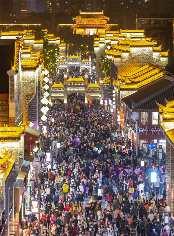 4月17日，湖北襄陽古城北街在霓虹燈的映襯下魅力盡顯，人們踏著夜色欣賞古城風貌。