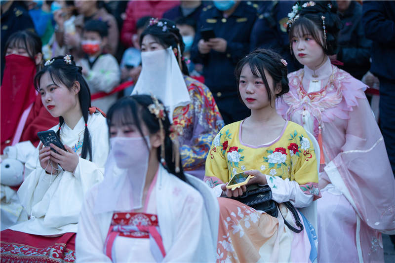 4月17日，在湖北省襄陽古城北街，眾多漢服愛好者身著各種風格的傳統漢服進行巡游，展示漢服文化魅力。