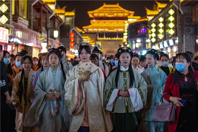 4月17日，湖北襄陽古城北街在霓虹燈的映襯下魅力盡顯，游人身穿漢服在古城游玩。