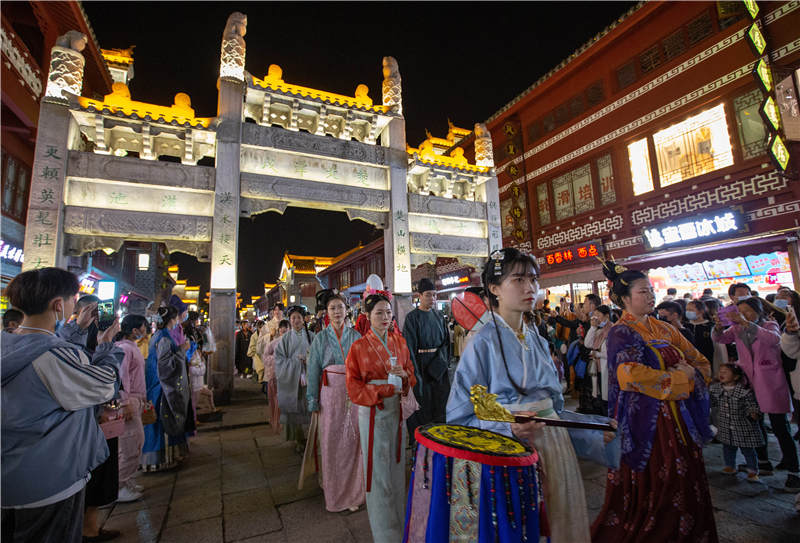 4月17日，在湖北省襄陽古城北街，眾多漢服愛好者身著各種風格的傳統漢服進行巡游，展示漢服文化魅力。