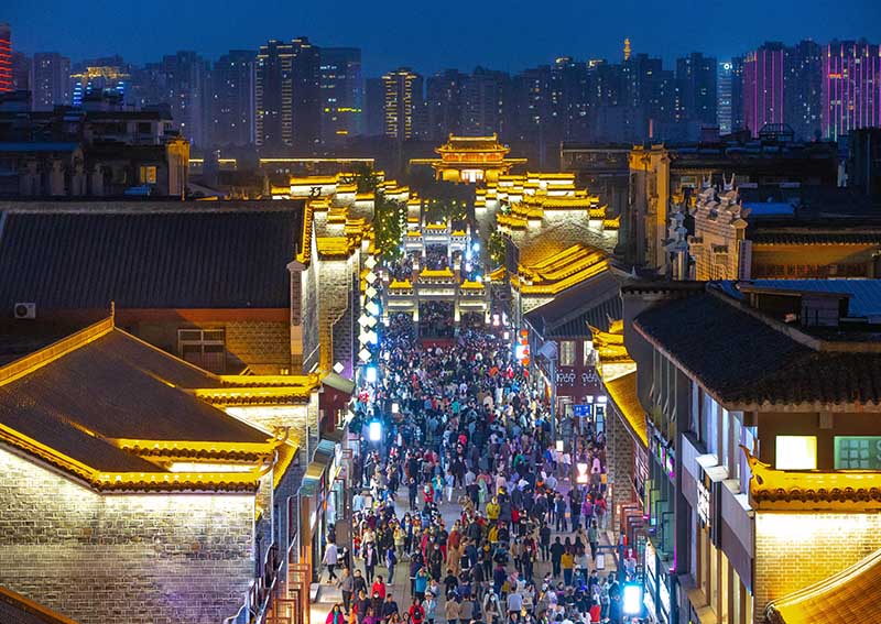 4月17日，隨著夜幕降臨，湖北省襄陽古城北街和臨漢門亮起霓虹燈，吸引了眾多市民和游客到古城游玩。