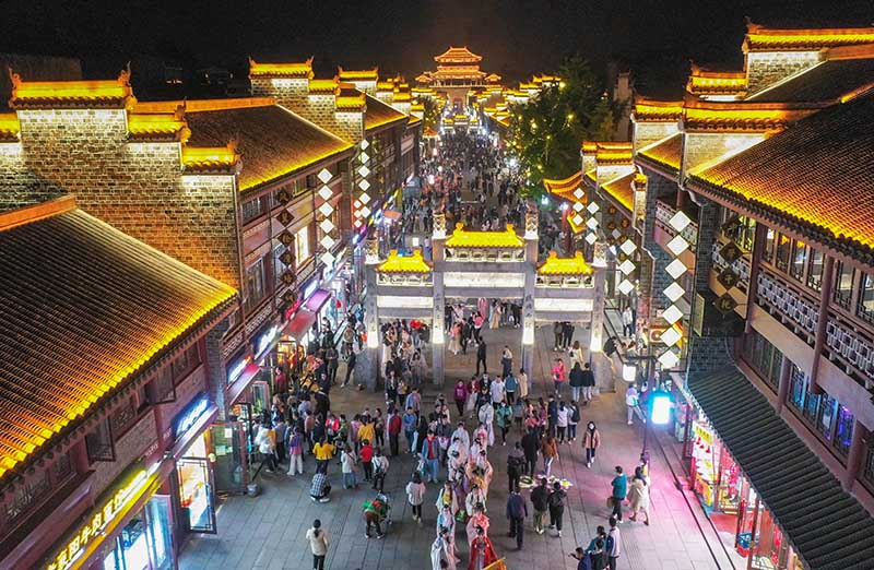4月17日，湖北襄陽古城北街在霓虹燈的映襯下魅力盡顯，人們踏著夜色欣賞古城風貌（無人機照片）。