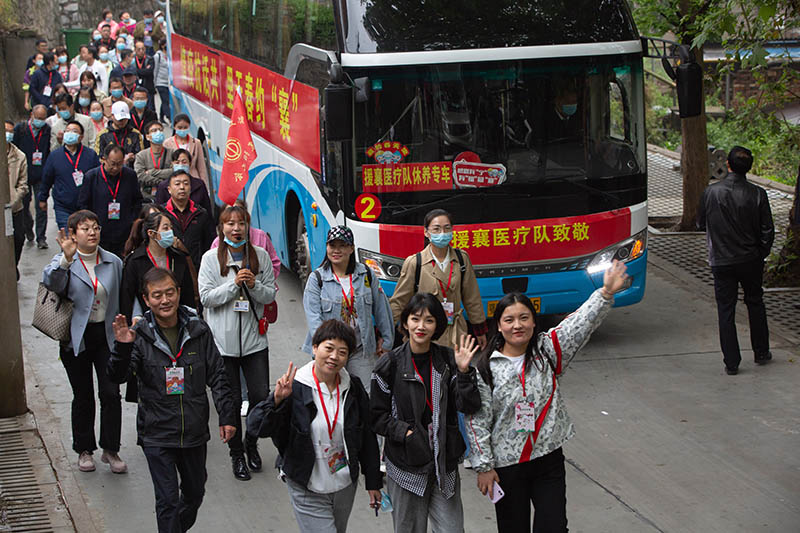 4月20日，102名援助湖北襄陽醫療隊隊員重返他們曾經戰斗過的地方——湖北省襄陽市，在電影《你好，李煥英》取景地——湖北衛東控股集團公司（原襄陽衛東機械廠）觀光旅游。