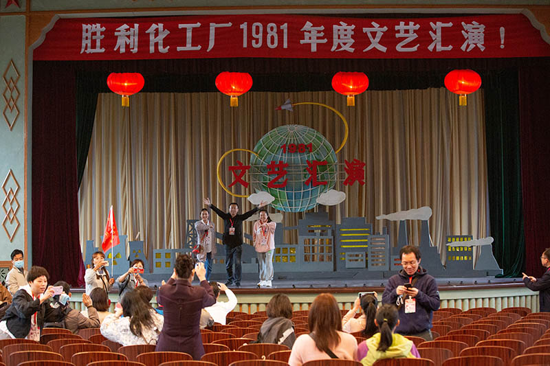 4月20日，援助湖北襄陽醫療隊隊員在電影《你好，李煥英》取景地——湖北衛東控股集團公司（原襄陽衛東機械廠）拍照打卡。 