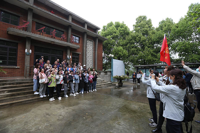 4月20日，援助湖北襄陽醫療隊隊員在電影《你好，李煥英》取景地——湖北衛東控股集團公司（原襄陽衛東機械廠）拍照打卡。 