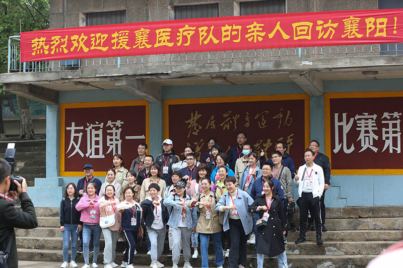 4月20日，援助湖北襄陽醫療隊隊員在電影《你好，李煥英》取景地——湖北衛東控股集團公司（原襄陽衛東機械廠）拍照打卡。 