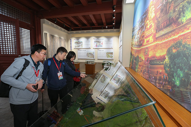 4月20日，援助湖北襄陽醫療隊隊員在湖北襄陽古城臨漢門城樓內游覽。