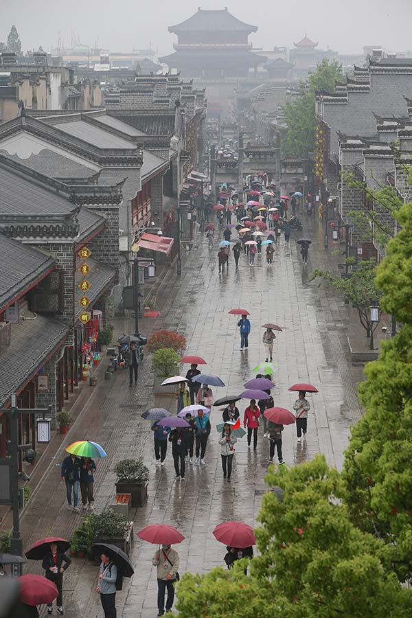 4月20日，援助湖北襄陽醫療隊隊員在湖北襄陽古城北街游覽。
