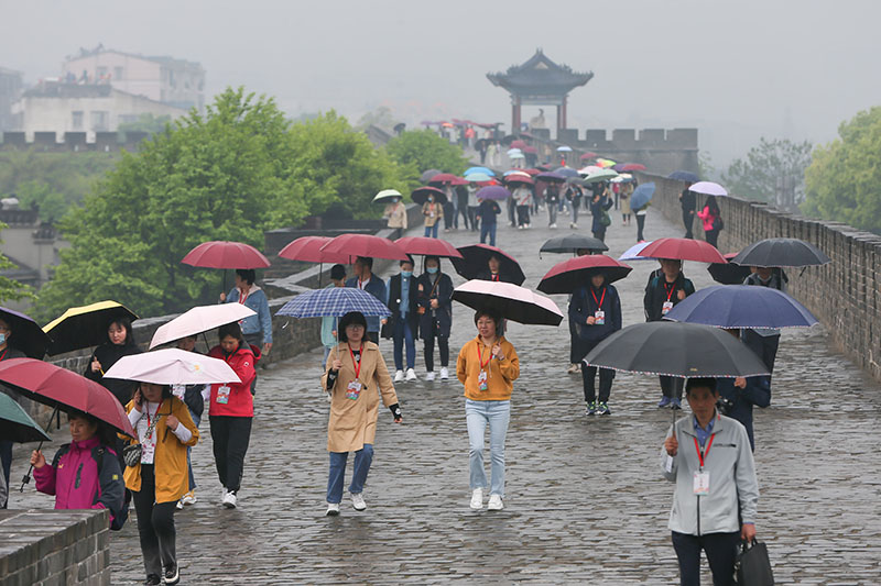 4月20日，援助湖北襄陽醫療隊隊員在湖北襄陽古城牆上游覽。