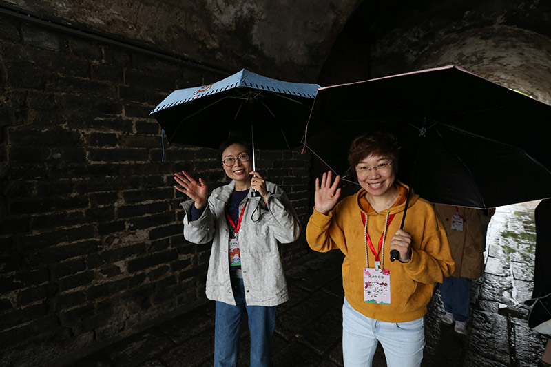 4月20日，援助湖北襄陽醫療隊隊員在湖北襄陽古城游覽。