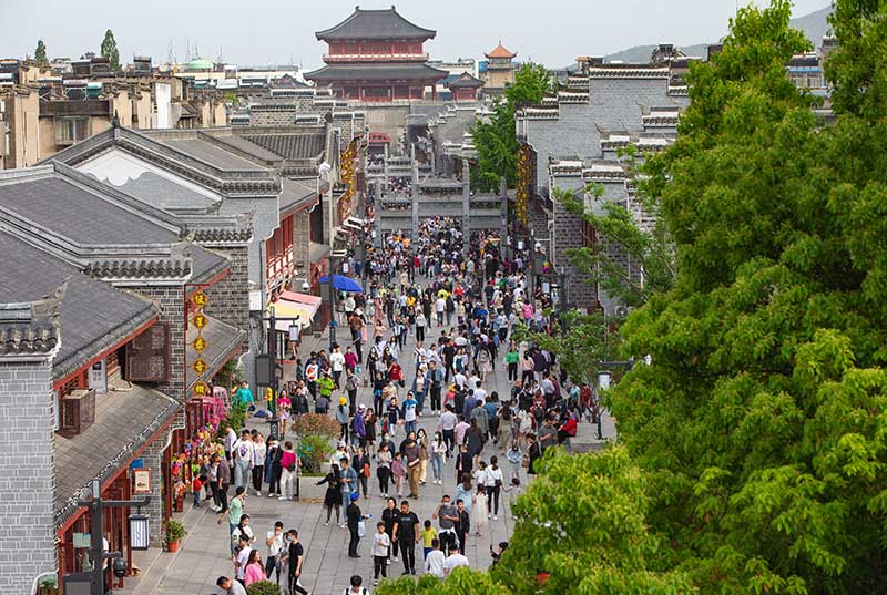 游客在湖北襄陽古城北街游玩。楊東攝