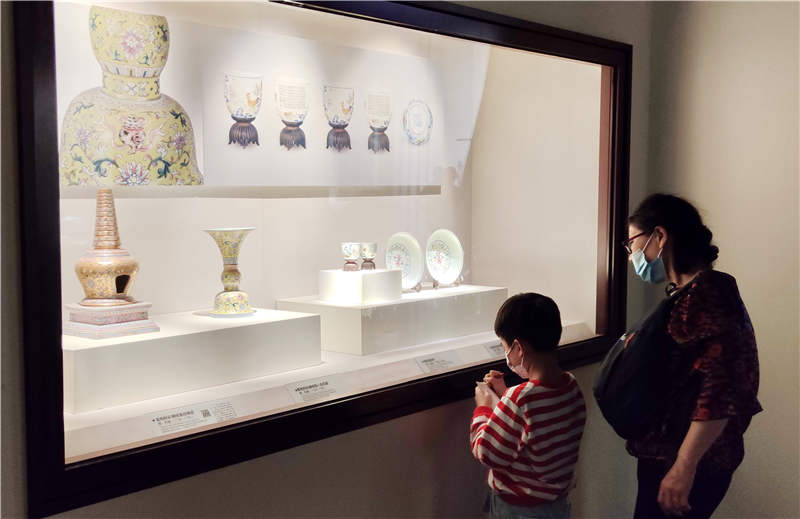  2021年5月5日，游客在武漢博物館，參觀古代陶瓷藝術館，觀賞館藏古代陶瓷藝術珍品