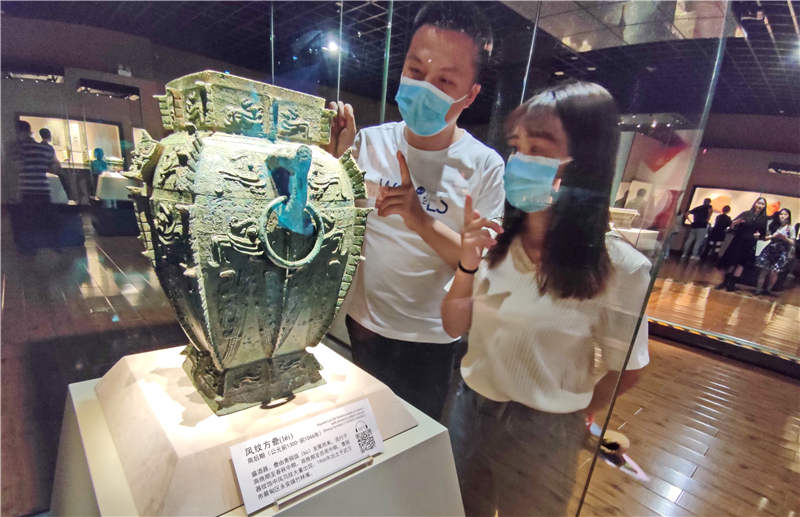 2021年5月5日，游客在武漢博物館，參觀歷代文物珍藏館，觀賞館藏歷代文物。