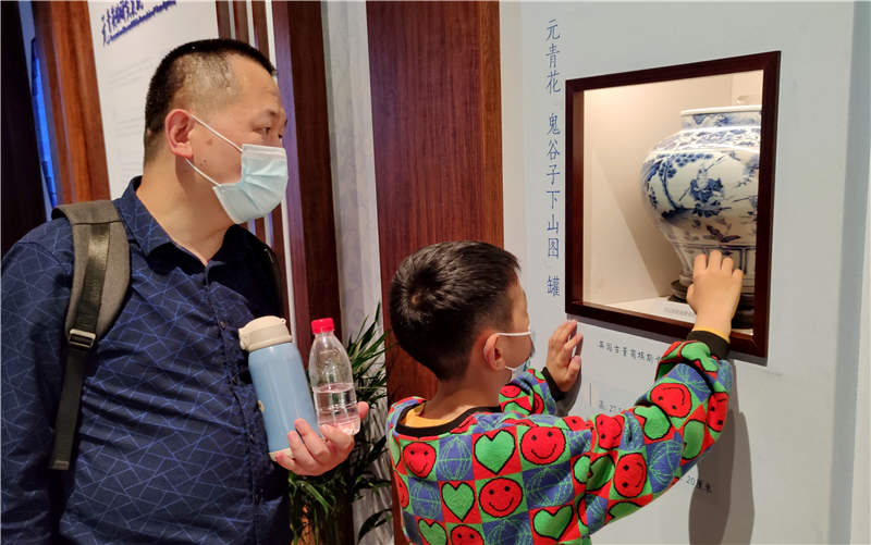  2021年5月5日，游客在武漢博物館，參觀古代陶瓷藝術館，觀賞館藏古代陶瓷藝術珍品。