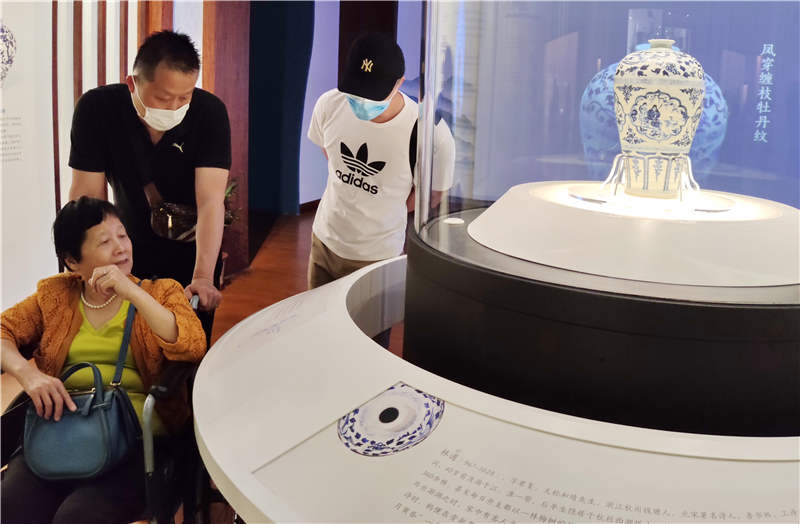 2021年5月5日，游客在武漢博物館，參觀古代陶瓷藝術館，觀賞館藏古代陶瓷藝術珍品。