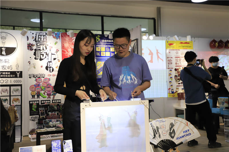 �人һ��У��ҵ���չ���Ķ��� ��ɫ�Ĵ�ӭ�ӽ������꡾10��