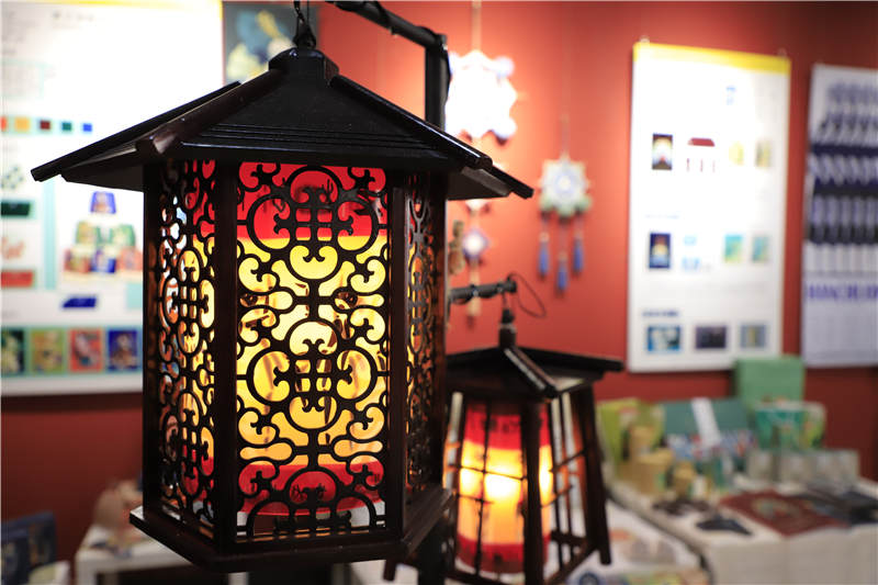 �人һ��У��ҵ���չ���Ķ��� ��ɫ�Ĵ�ӭ�ӽ������꡾9��