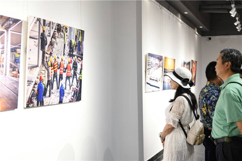 還原“武漢戰疫”《雷與火的沖鋒號》黃蕾攝影作品展在漢舉辦【4】
