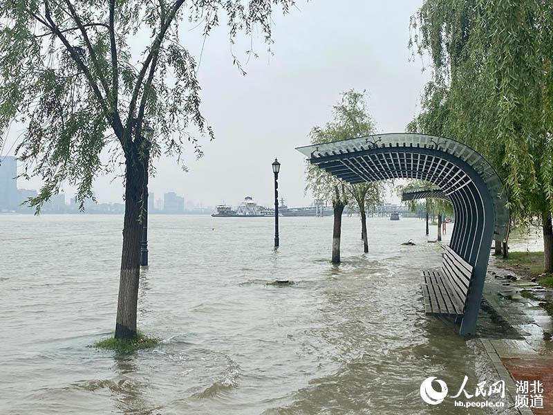汉口江滩一级亲水平台被水淹没。人民网 张沛摄