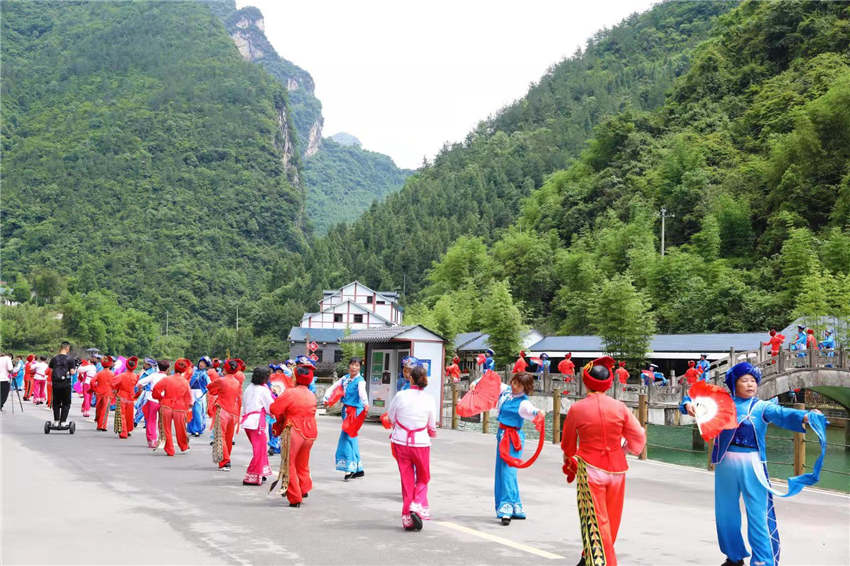 湖北秭歸：萬人同歌共舞 慶祝建黨百年【2】