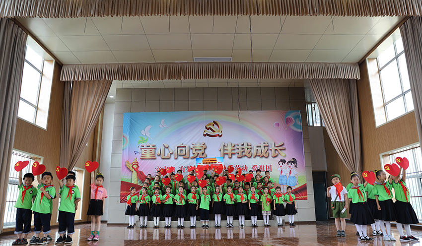 東風22小學舉行慶“六一”文藝表演。