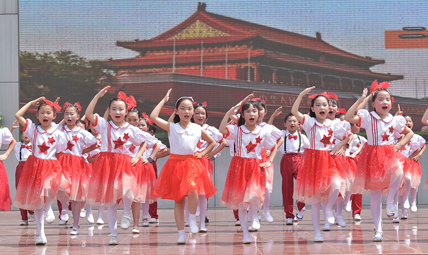 十堰市東風41學校“童心向黨慶六一”合唱表演。