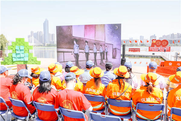 武漢城管大篷車”第七站開進漢陽區。漢陽區城管委供圖