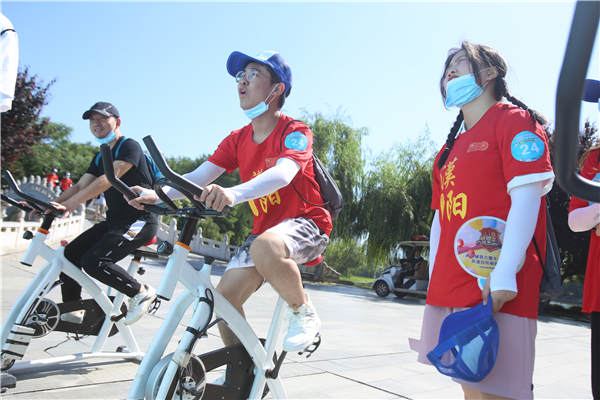 武漢城管大篷車”第七站開進漢陽區。漢陽區城管委供圖
