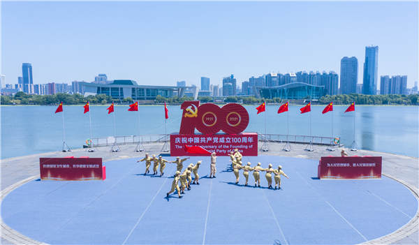 武漢城管大篷車”第七站開進漢陽區。漢陽區城管委供圖