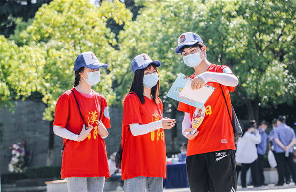 武漢城管大篷車”第七站開進漢陽區。漢陽區城管委供圖