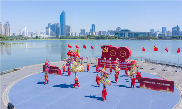 武漢城管大篷車”第七站開進漢陽區。漢陽區城管委供圖