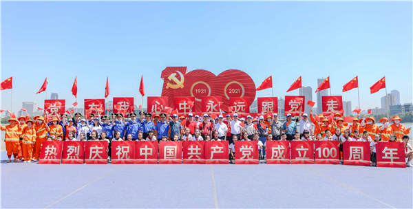 武漢城管大篷車”第七站開進漢陽區。漢陽區城管委供圖