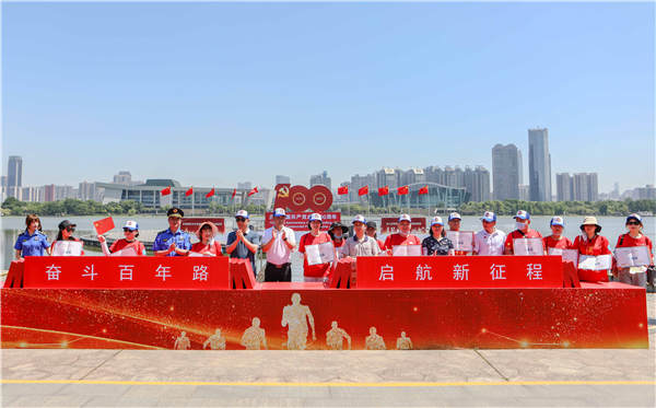 武漢城管大篷車”第七站開進漢陽區。漢陽區城管委供圖