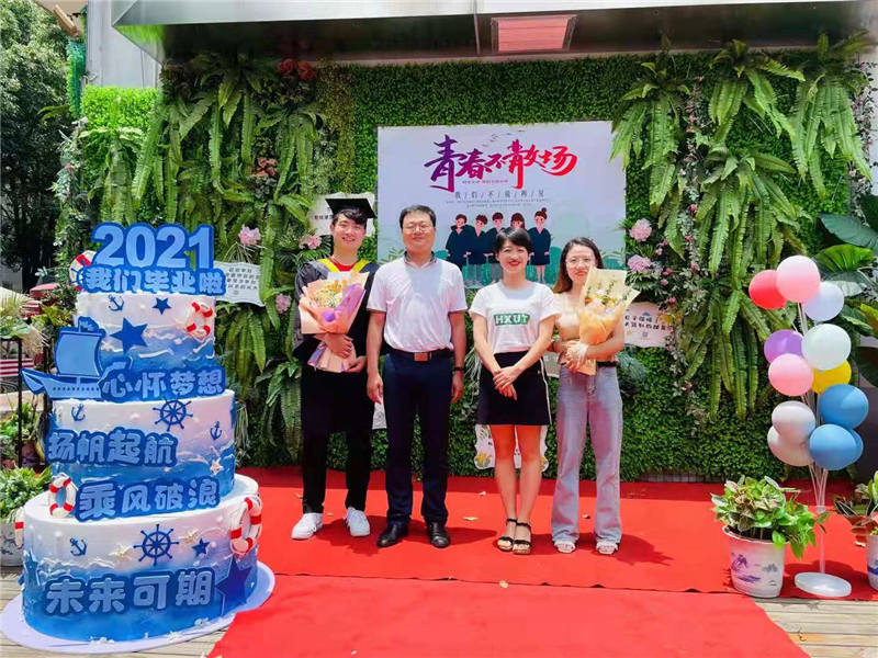 校友為畢業生們“定制”的畢業蛋糕