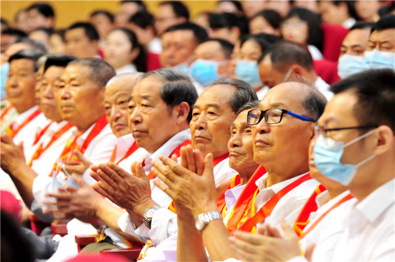 2021年6月30日，湖北省宜昌市夷陵區50年以上黨齡的老黨員代表在頒發“光榮在黨50年”紀念獎章儀式上鼓掌。