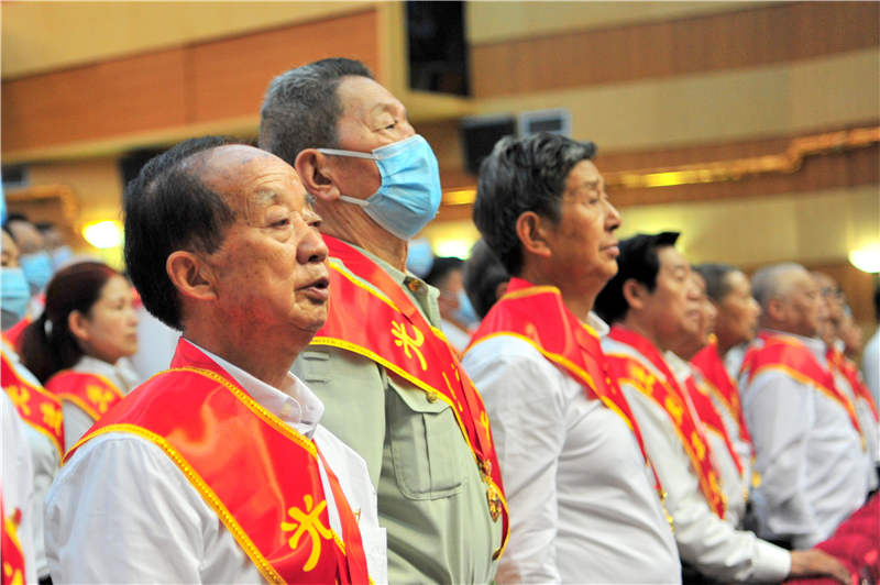 2021年6月30日，湖北省宜昌市夷陵區50年以上黨齡的老黨員代表在頒發“光榮在黨50年”紀念獎章儀式現場。