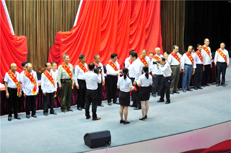 2021年6月30日，湖北省宜昌市夷陵區為50年以上黨齡的老黨員代表頒發“光榮在黨50年”紀念獎章。