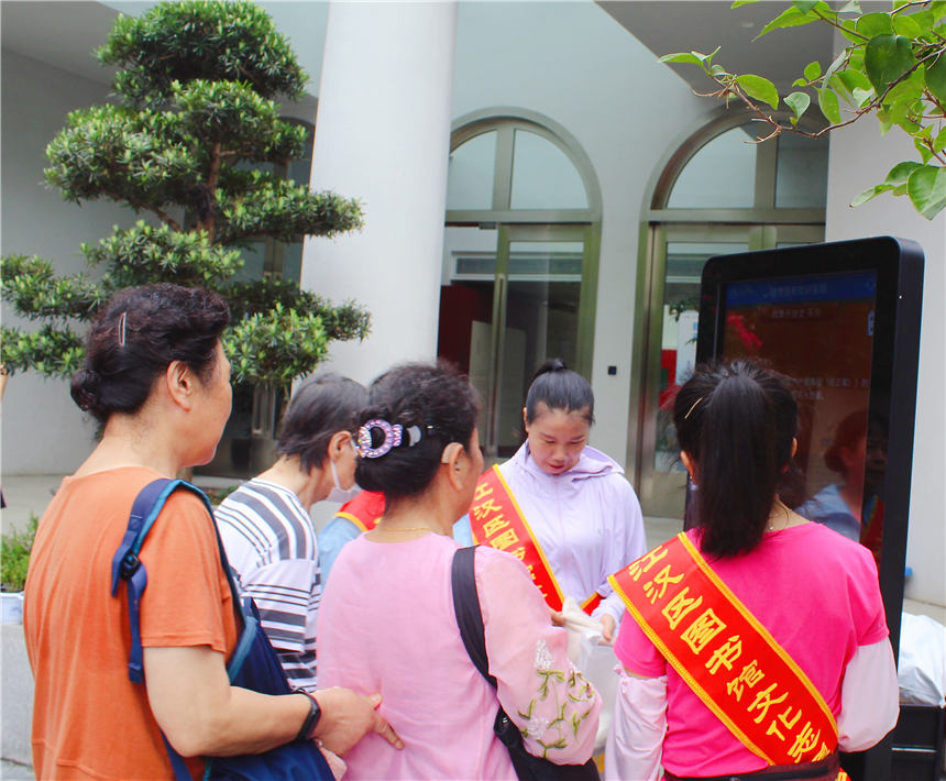 在连环画和剪纸中学党史，武汉市江汉区“红色课堂”受欢迎。黄轩摄