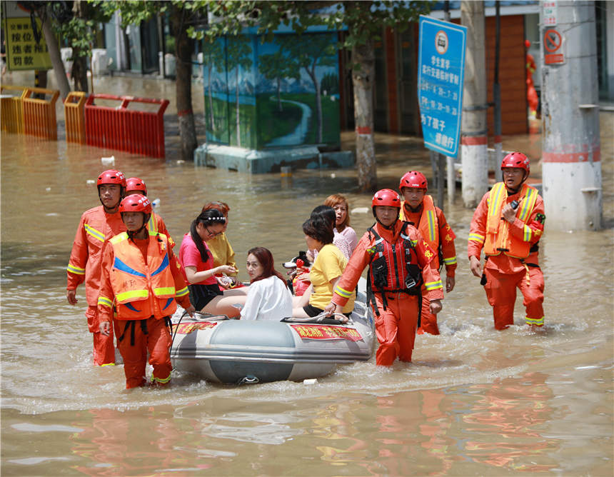 7月24日，在鄭州市中牟縣白沙鎮，湖北孝感消防救援人員正在運送受困群眾。