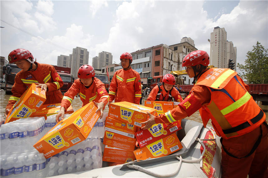 7月24日，在鄭州市中牟縣白沙鎮，湖北孝感消防救援人員正在裝載生活物資。