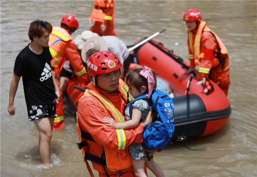 7月24日，在鄭州市中牟縣白沙鎮，湖北孝感消防救援人員正在運送受困群眾。