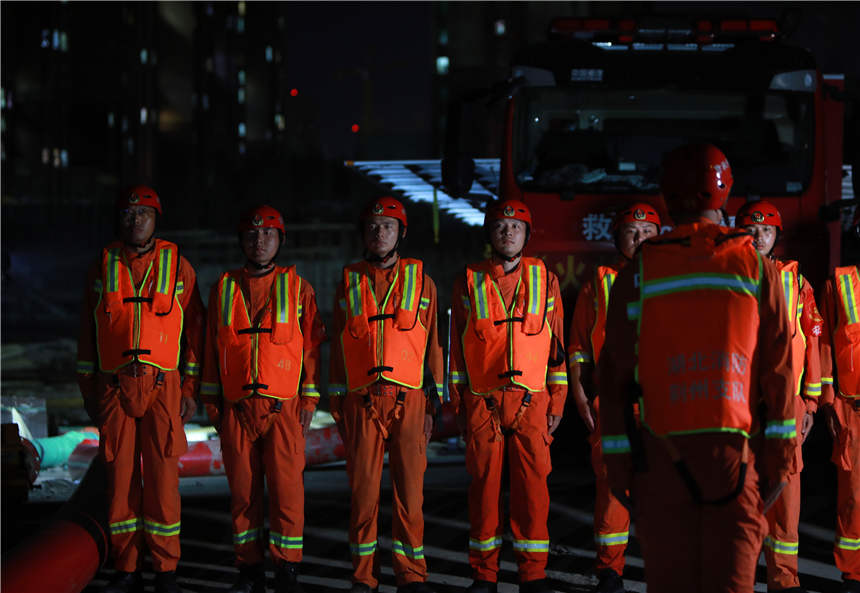 7月26日晚，在鄭州市中牟縣商都大道一住宅區旁，湖北荊州消防救援人員正在部署排澇作業任務。