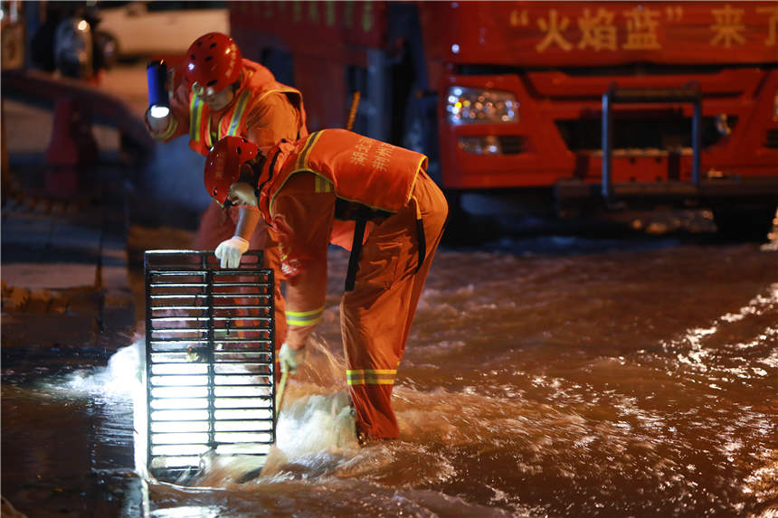 7月26日晚，在鄭州市中牟縣商都大道一住宅區旁，湖北荊州消防救援人員正在進行排澇作業。