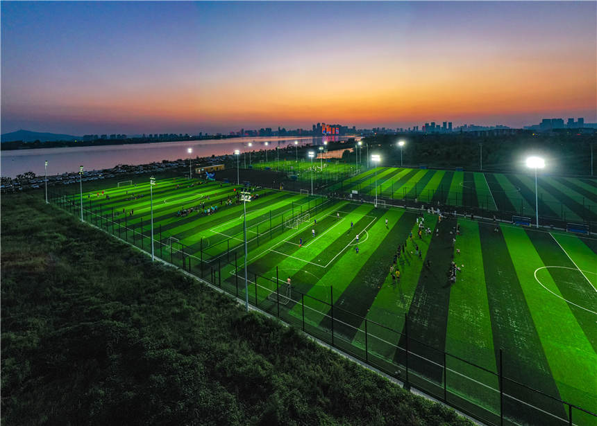 2021年7月30日，湖北省襄陽市，漢江江畔，足球愛好者在魚梁洲的智投足球公園裡踢足球。