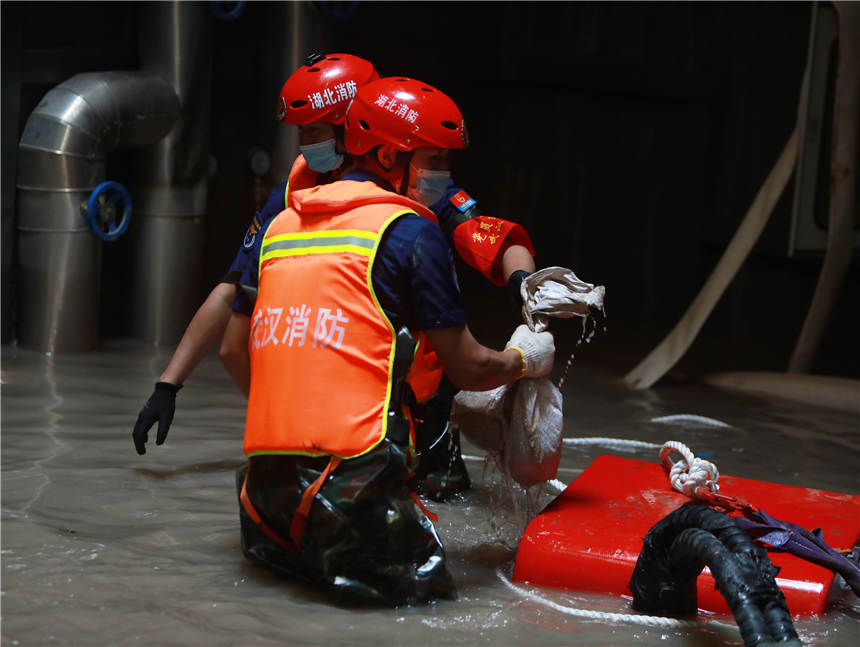 7月30日，在鄭州地鐵3號線東十裡鋪站，湖北武漢消防指戰員正在清理水泵周邊雜物2。