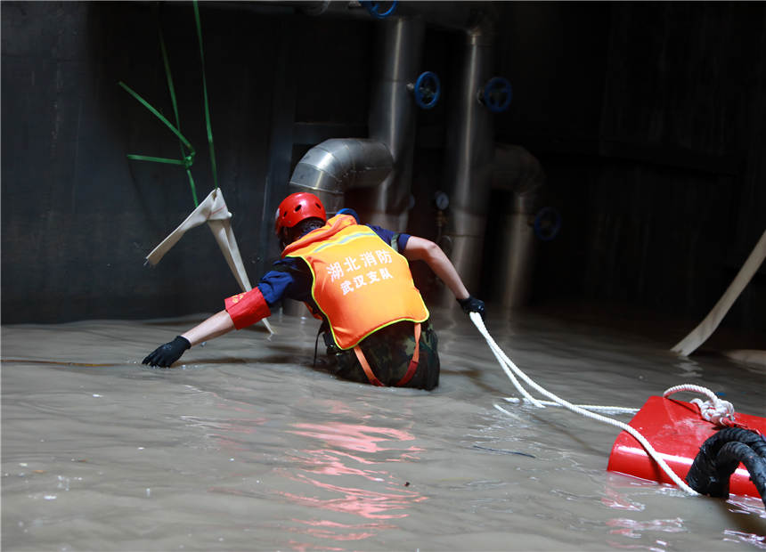 7月30日，在鄭州地鐵3號線東十裡鋪站，湖北武漢消防指戰員正在調整水泵位置3。