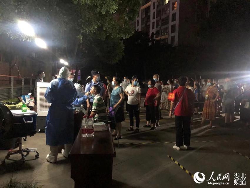 華僑城小區居民在排隊等待核酸檢測。人民網 肖璐欣攝