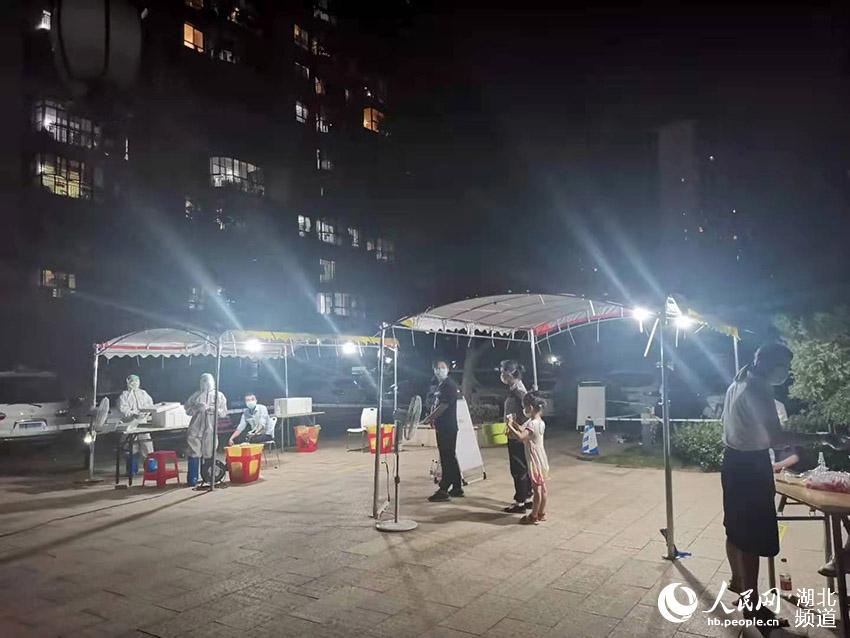 2021年8月3日21時40分，武漢市東湖高新區碧桂園觀瀾小區，居民在有序排隊等待核酸檢測。人民網 關喜艷攝