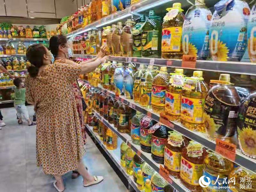 市民在超市選購食用油。人民網周雯攝